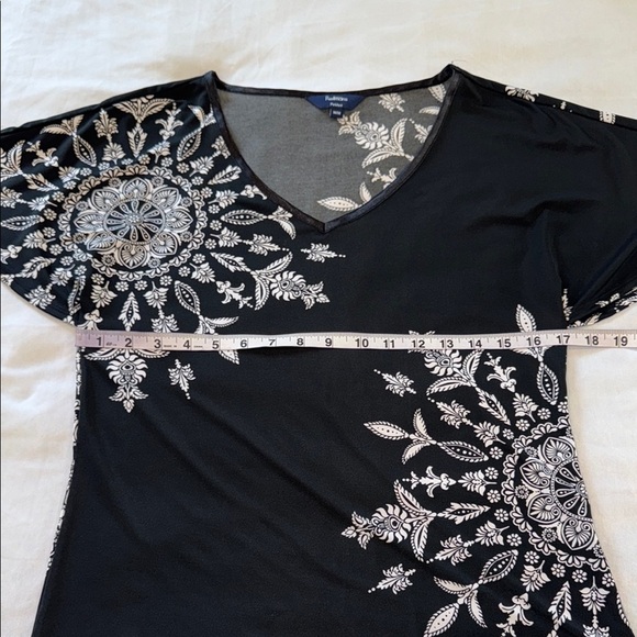 Reitmans Shirt Black and White Graphic Blouse Top Relaxed Fit Women's Size MP - Picture 8 of 10